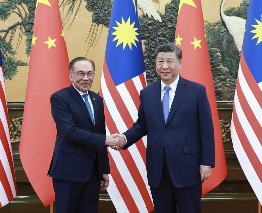 习近平会见马来西亚总理安瓦尔1
