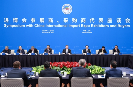 李强同第七届中国国际进口博览会参展商采购商代表座谈